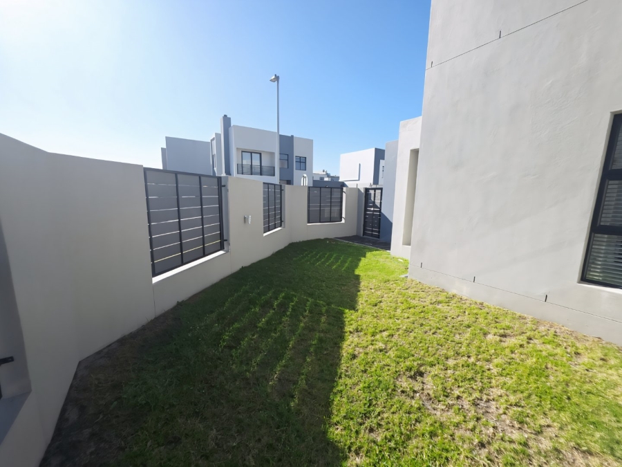 To Let 4 Bedroom Property for Rent in Sandown Western Cape